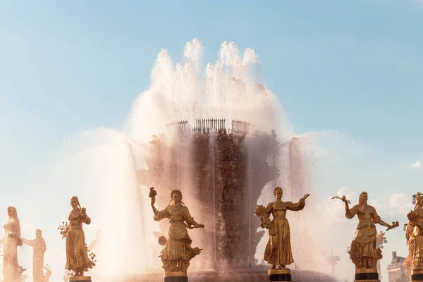 Fuente con estatuas de los pueblos de la URSS. Exposición VDNH Moscú —  Fotos de Stock