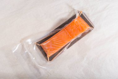 Kapalı vakumlu plastik poşette kırmızı balık. Üretimden tamamlanmış ürün