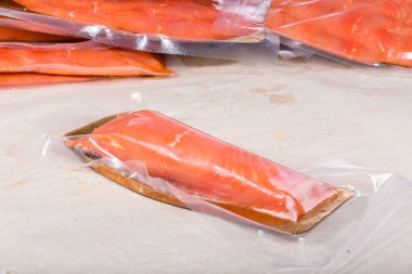Kapalı vakumlu plastik poşette kırmızı balık. Üretimden tamamlanmış ürün