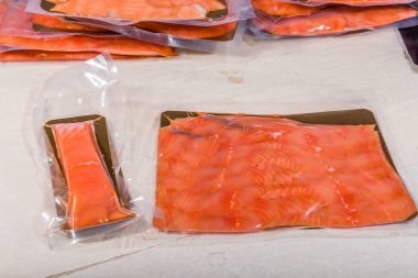 Kapalı vakumlu plastik poşette kırmızı balık. Üretimden tamamlanmış ürün