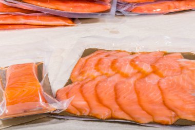 Kapalı vakumlu plastik poşette kırmızı balık. Üretimden tamamlanmış ürün