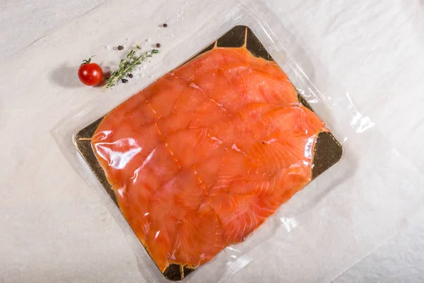 密封された真空ビニール袋の中の赤い魚。完成品生産から — ストック写真