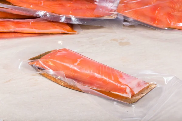 Kapalı vakumlu plastik poşette kırmızı balık. Üretimden tamamlanmış ürün