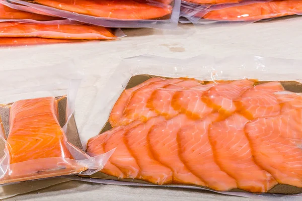 Kapalı vakumlu plastik poşette kırmızı balık. Üretimden tamamlanmış ürün