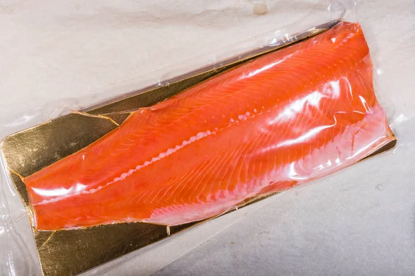Peşte roşu într-o pungă de plastic sigilată. Produsul finit din producție — Fotografie, imagine de stoc