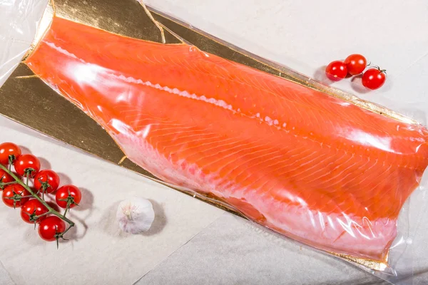Peşte roşu într-o pungă de plastic sigilată. Produsul finit din producție — Fotografie, imagine de stoc