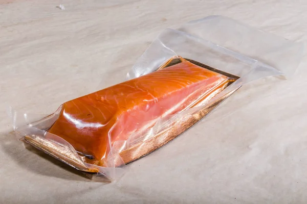 Červená ryba v zapečetěném vakuovém plastovém sáčku. Hotový výrobek z výroby Stock Obrázky