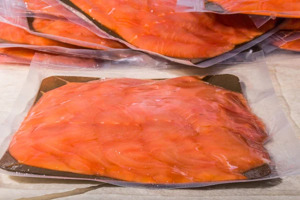 密封された真空ビニール袋の中の赤い魚。完成品生産から ストック画像