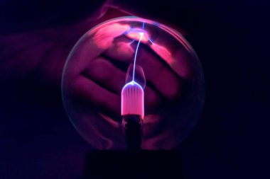 Mistik seanslar ve fal bakımı için sihirli bir kristal küreye el atın.