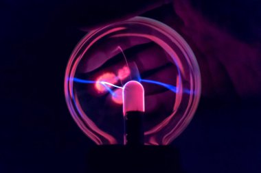 Mistik seanslar ve fal bakımı için sihirli bir kristal küreye el atın.