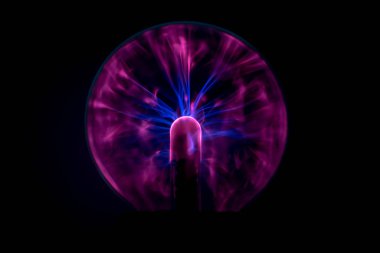 Tesla bobinli bir elektrik topu. Güzel akıntılar