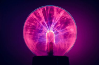 Tesla bobinli bir elektrik topu. Güzel akıntılar