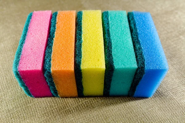 Arka arkaya çok renkli süngerler. Mikrofiber malzeme. Bulaşık yıkamak için.