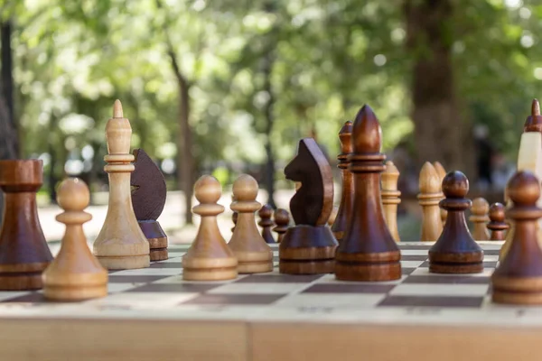 チェスはボード上に配置されます。ゲームは通りにあります。晴れた日 ストック画像