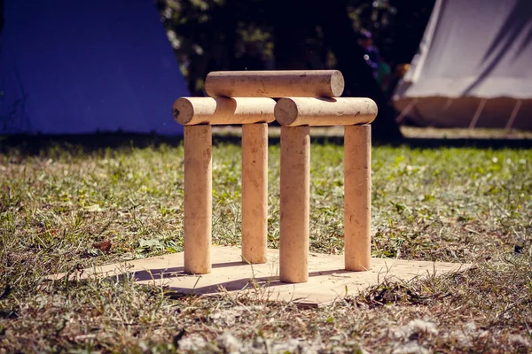 Se instala una figura de cilindros de madera. Ciudades de juego. En el campamento Imagen De Stock