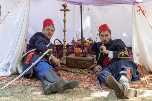 Vojáci jsou v bílém stanu. Zakuř si a uvolni se. Historie — Stock fotografie