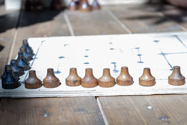 An old board game similar to chess. In the sun — Stock Photo, Image