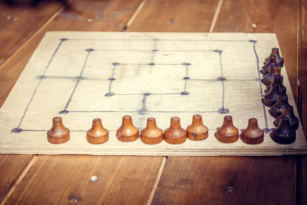 Um velho jogo de tabuleiro semelhante ao xadrez. Ao sol — Fotografia de Stock