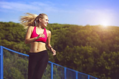 parkta çalışan spor gülümseyen