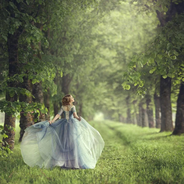 Vissza view álló fiatal gyönyörű szőke nő a kék ruha — Stock Fotó
