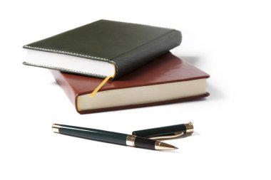 Beyaz defter kağıt kahverengi ve siyah beyaz zemin üzerine kalem ile