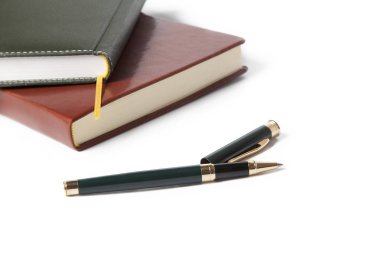 Beyaz defter kağıt kahverengi ve siyah beyaz zemin üzerine kalem ile
