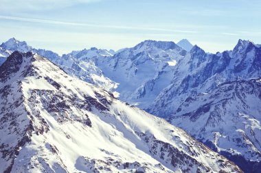 Dağlar büyük Kafkasya aralığının üst kısımları kar. Elbrus Kayak Merkezi.