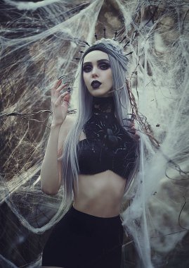 Güzel seksi Gotik kız soluk cilt ve örümcek kara dul içinde örümcek ağı gibi uzun beyaz saç. Dark Prenses tacı uzun vampir pençeleri olan. Örümcek kadının net dokuma. Gotik bakmak.