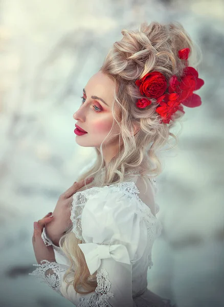 Portret staroświeckiej blondynki ze średniowieczną fryzurą XVI wieku. Jej włosy są ozdobione czerwonymi kwiatami. Peruka w proszku. — Zdjęcie stockowe