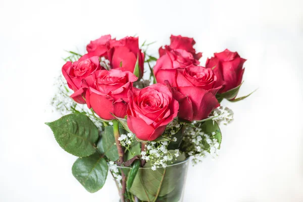 Rote Rosen als Geschenk — Stockfoto