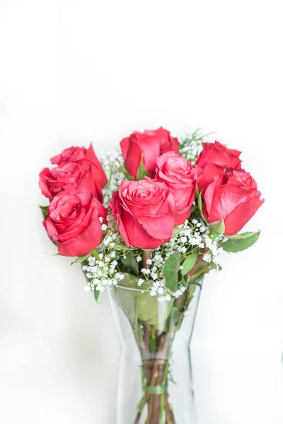 Rote Rosen als Geschenk — Stockfoto
