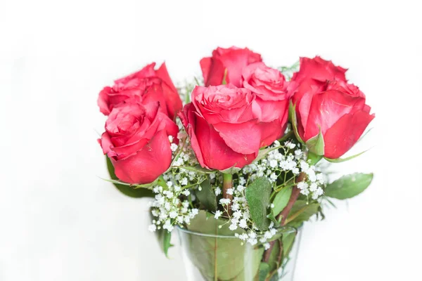 Rote Rosen als Geschenk — Stockfoto