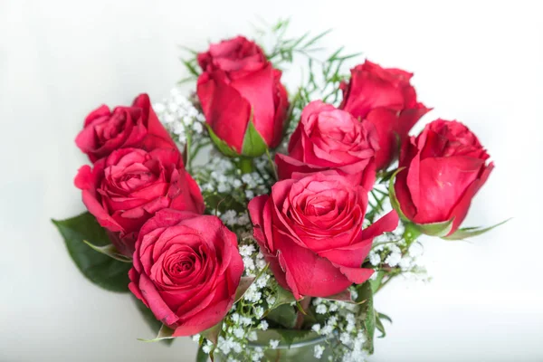 Röda rosor som en gåva — Stockfoto