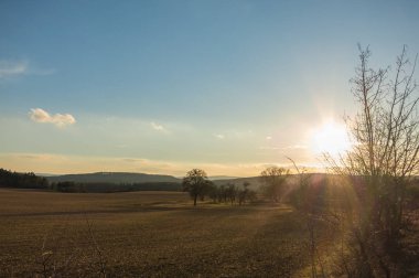 Baharda gün batımı