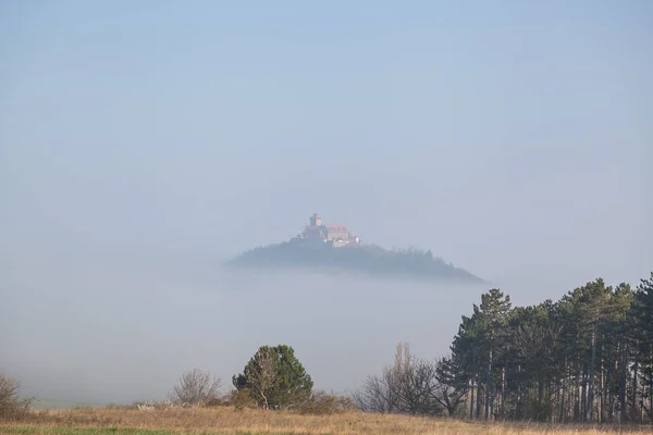 Wachsenburg στην ομίχλη το πρωί — Φωτογραφία Αρχείου