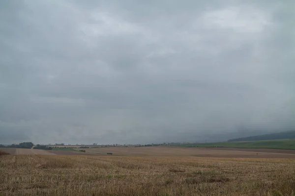 Nuvem de chuva sobre o campo cortado — Fotografia de Stock