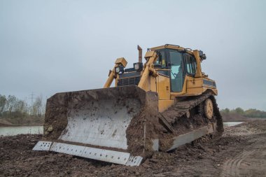 Kirli buldozer çamura standları