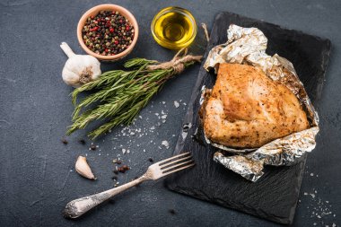 domuz biftek siyah taş zemin üzerine biberiye ile.