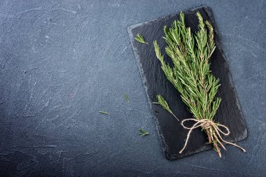 Biberiye grup karanlık taş zemin üzerine. Üstten Görünüm.