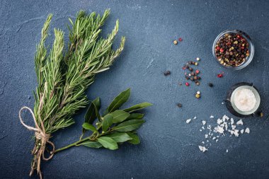 defne yaprakları ve karanlık bir taş tabloda baharatlar ile mutfak arka plan