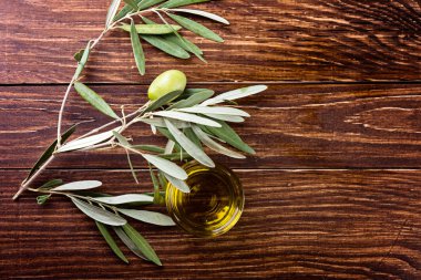 Zeytin dalları üzerinde ahşap rustik arka plan üzerinde yaprakları ile