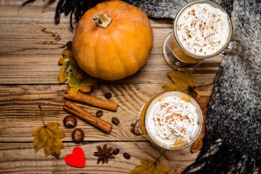 Rustik ahşap zemin üzerine krem şanti ile kabak spice latte. 