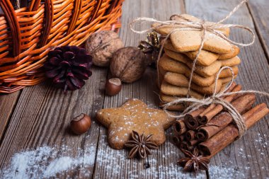 Noel dekorasyonu, gingerbread çerezleri ve baharat ahşap arka plan üzerinde
