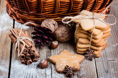 Noel dekorasyonu, gingerbread çerezleri ve baharat ahşap arka plan üzerinde