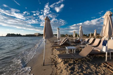 Sani beach, yataklar ve şemsiye doğum Halkidiki günbatımı