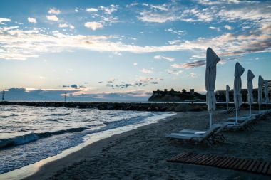 Sani beach, yataklar ve şemsiye doğum Halkidiki günbatımı