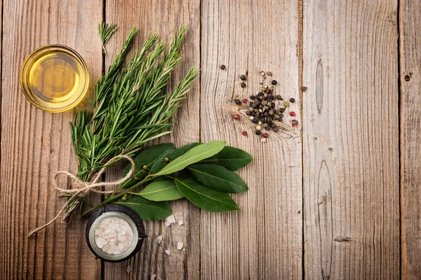 Kräuter Und Gewürze Auf Einem Holztisch Rosmarinstrauß Und Gewürze — Stockfoto