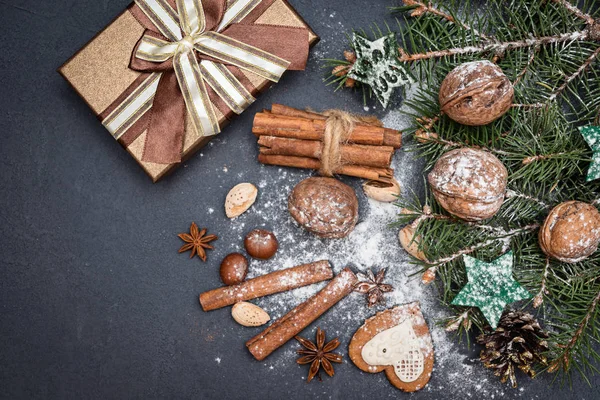 Decoración Navideña Ramas Abeto Con Frutos Secos Especias Sobre Fondo —  Fotos de Stock