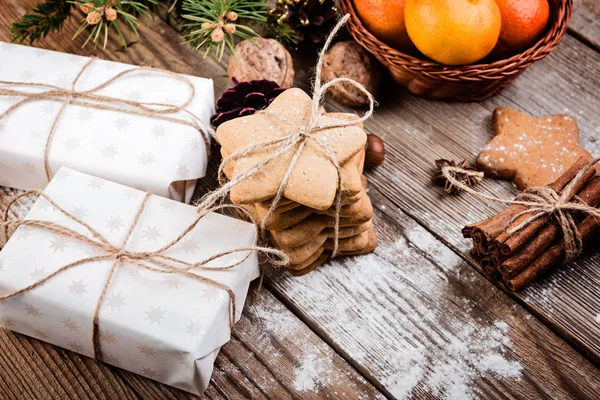 Decoração Natal Biscoitos Gengibre Especiarias Fundo Madeira — Fotografia de Stock