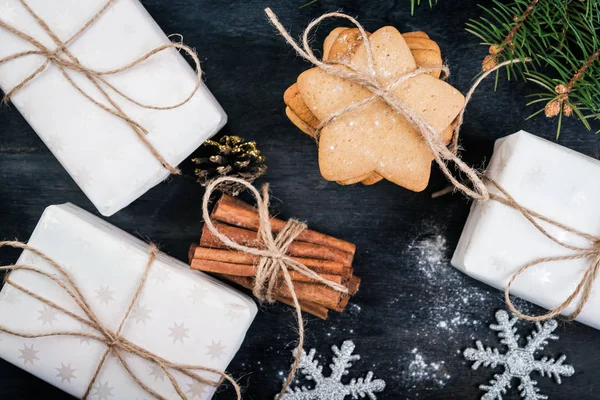 Decoração Natal Biscoitos Gengibre Especiarias Fundo Madeira Vista Superior — Fotografia de Stock